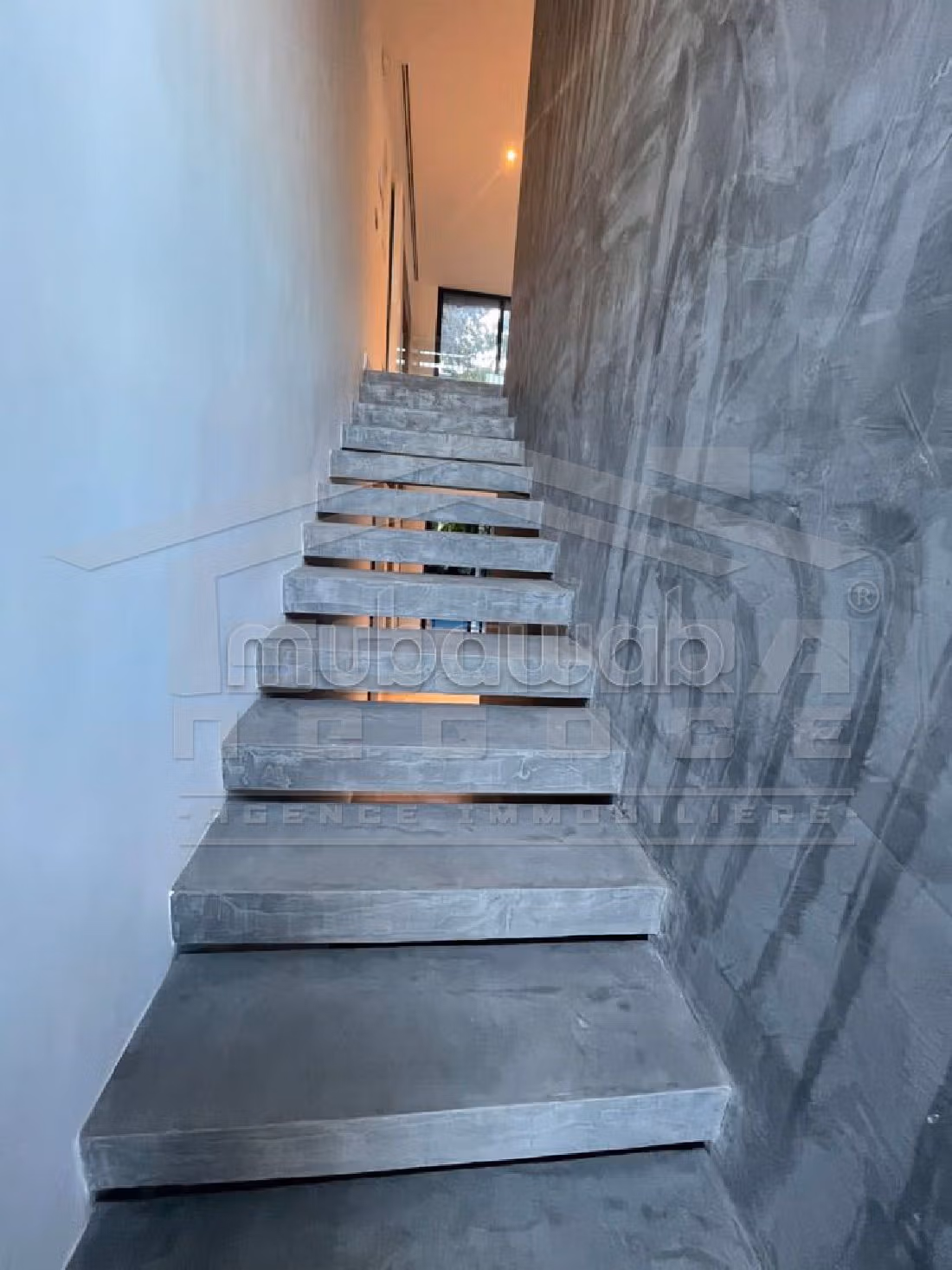 فيلا فاخرة للبيع ب سكرة. المساحة الكلية 430 م². الراحة الكاملة مع حمام سباحة ومدفأة. 