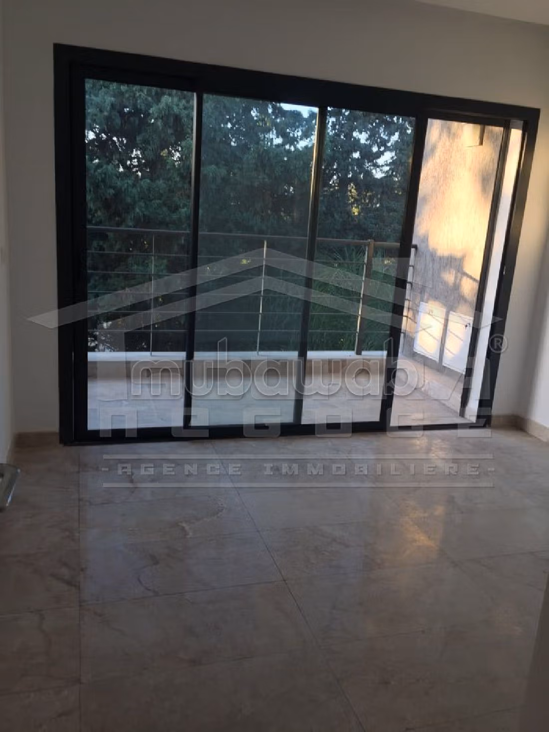 فيلا فاخرة للبيع ب سكرة. المساحة الكلية 430 م². الراحة الكاملة مع حمام سباحة ومدفأة. 