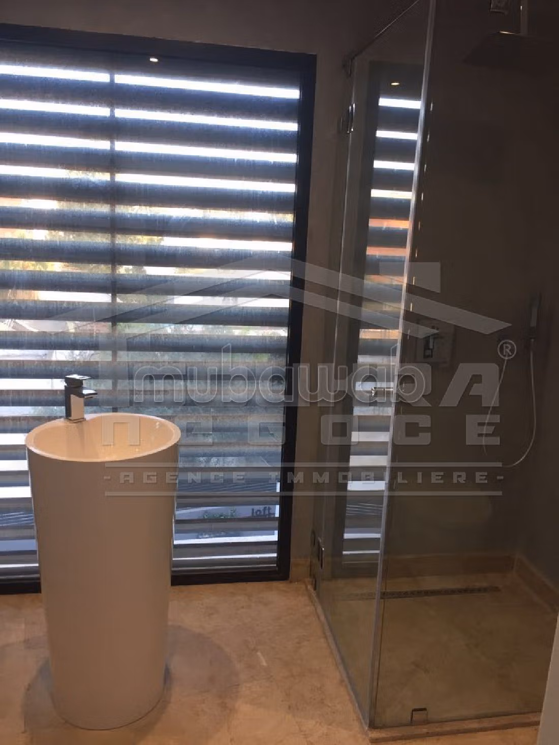 فيلا فاخرة للبيع ب سكرة. المساحة الكلية 430 م². الراحة الكاملة مع حمام سباحة ومدفأة. 