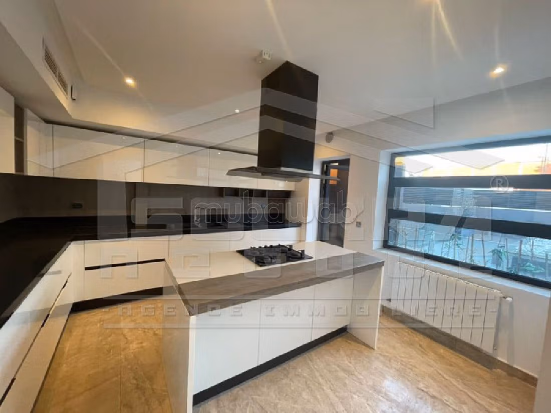 فيلا فاخرة للبيع ب سكرة. المساحة الكلية 430 م². الراحة الكاملة مع حمام سباحة ومدفأة. 