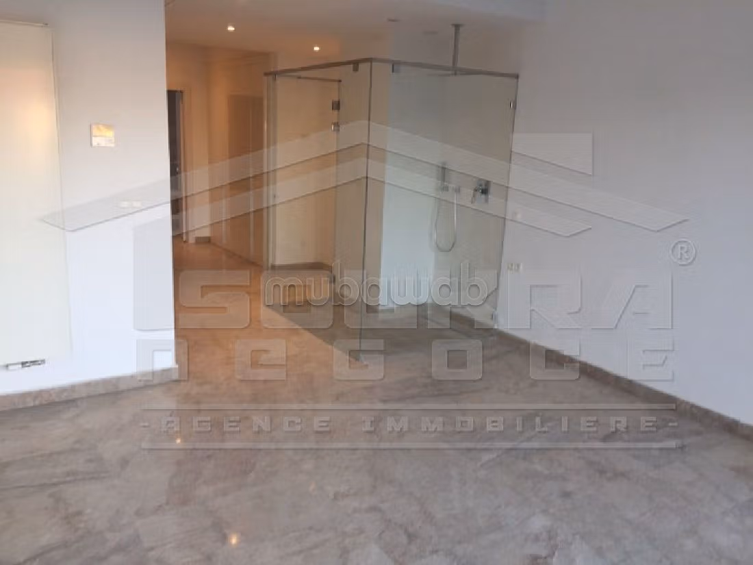 فيلا فاخرة للبيع ب سكرة. المساحة الكلية 430 م². الراحة الكاملة مع حمام سباحة ومدفأة. 