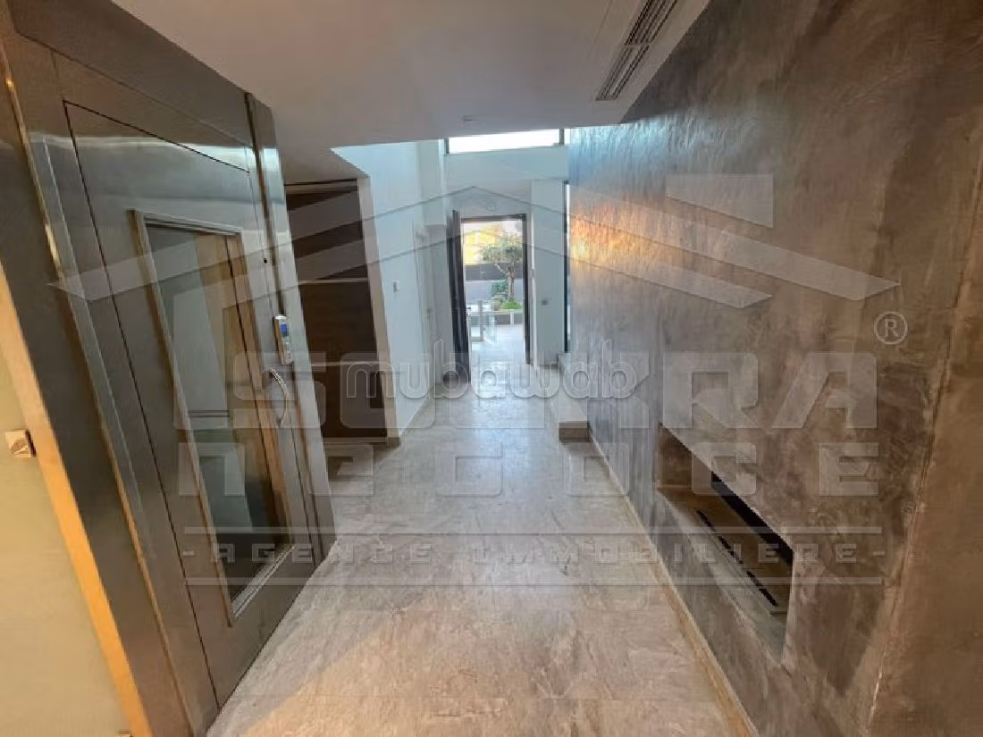 فيلا فاخرة للبيع ب سكرة. المساحة الكلية 430 م². الراحة الكاملة مع حمام سباحة ومدفأة. 