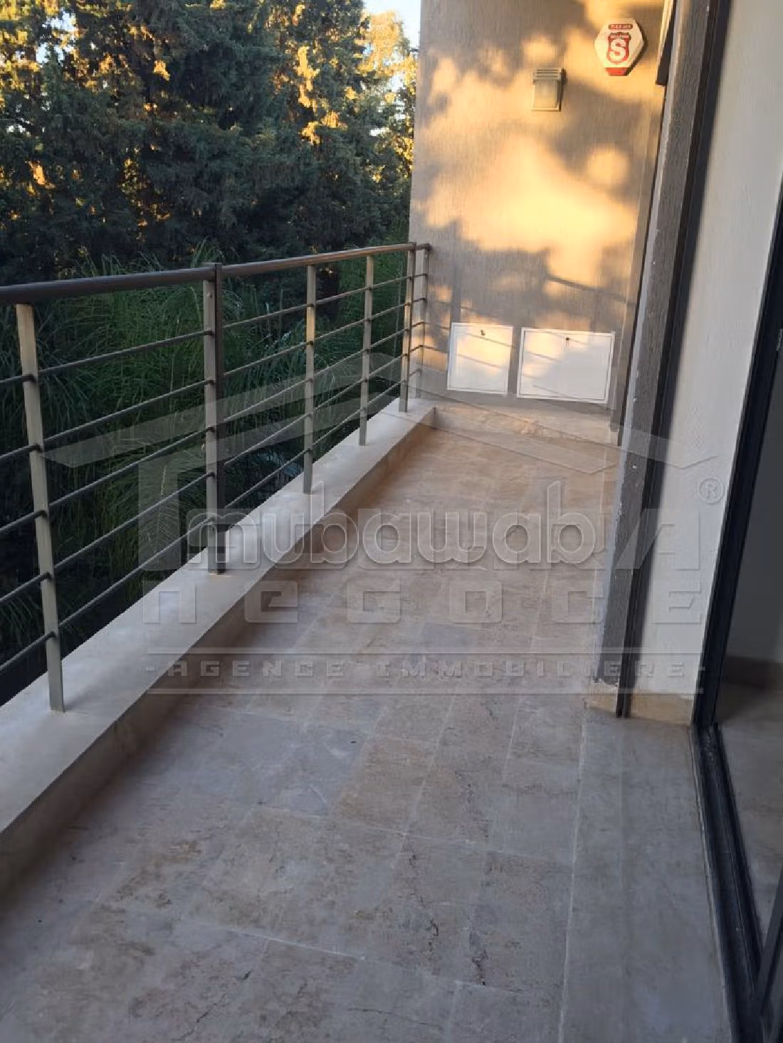 فيلا فاخرة للبيع ب سكرة. المساحة الكلية 430 م². الراحة الكاملة مع حمام سباحة ومدفأة. 