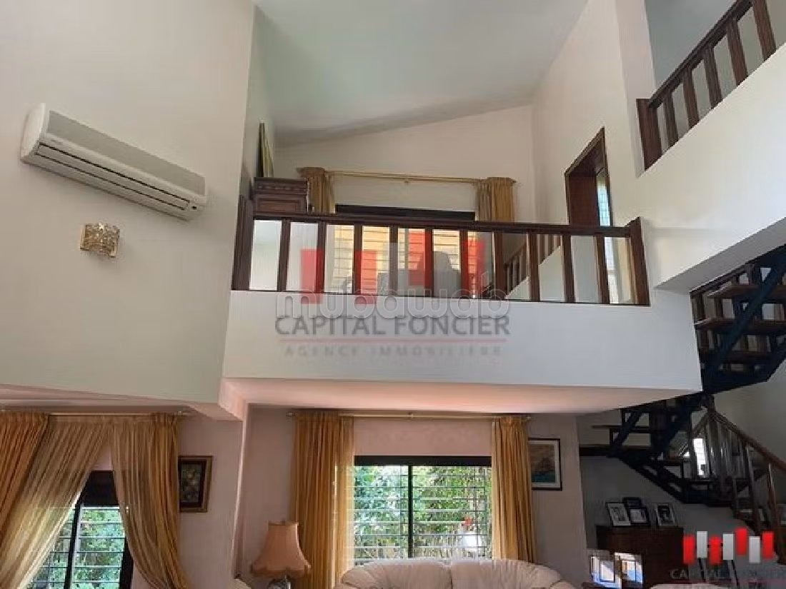 Villa's en luxe woningen kopen. 4 Slaapkamers. Zwembad aanwezig. 