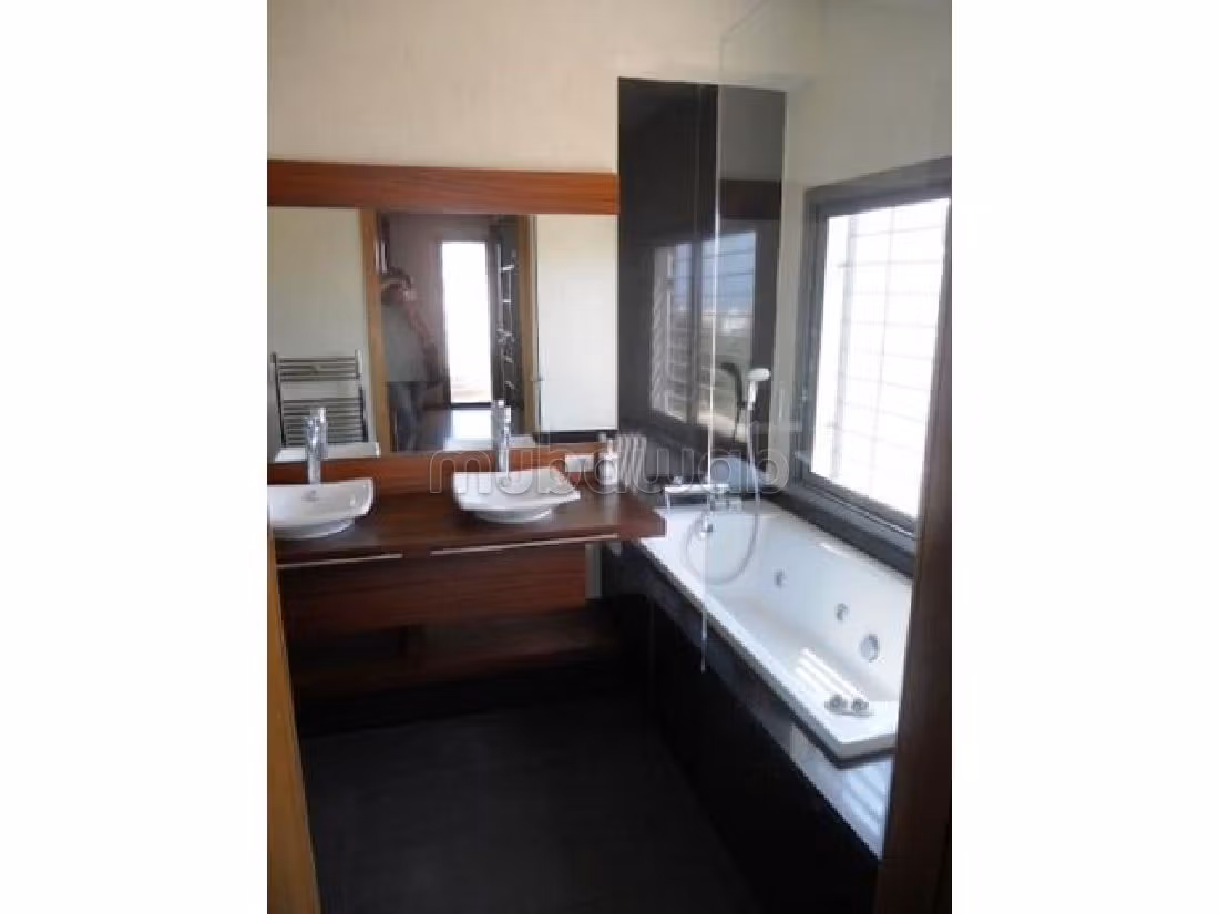 Suntuosa villa en alquiler en Ain Diab. 6 habitaciones confortables. Chimenea y aire condicionado. 
