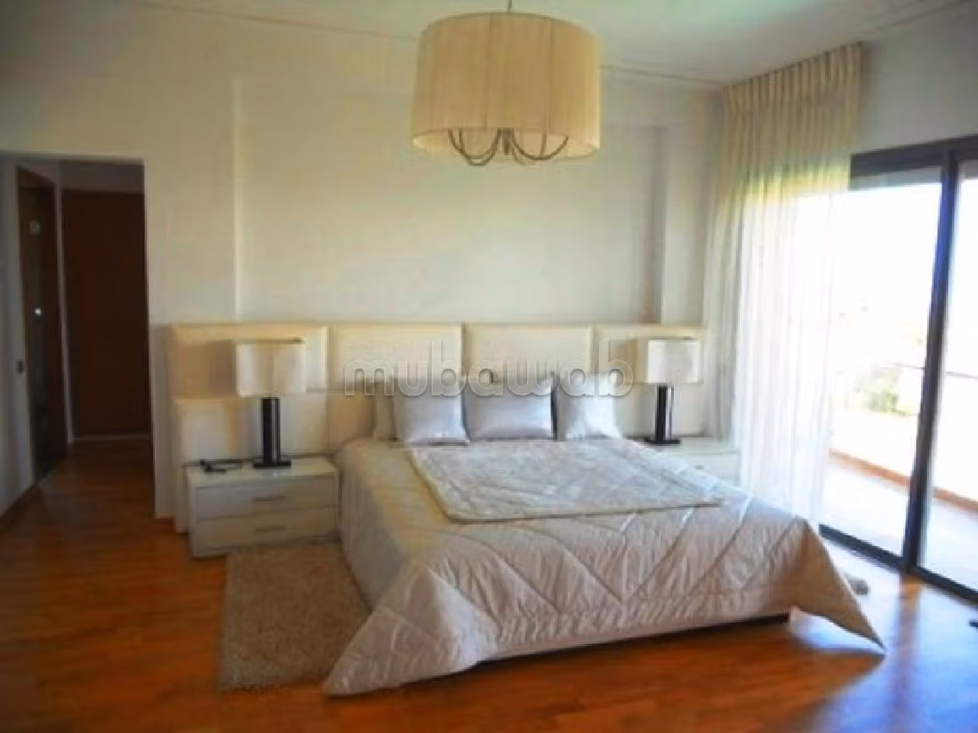 Suntuosa villa en alquiler en Ain Diab. 6 habitaciones confortables. Chimenea y aire condicionado. 