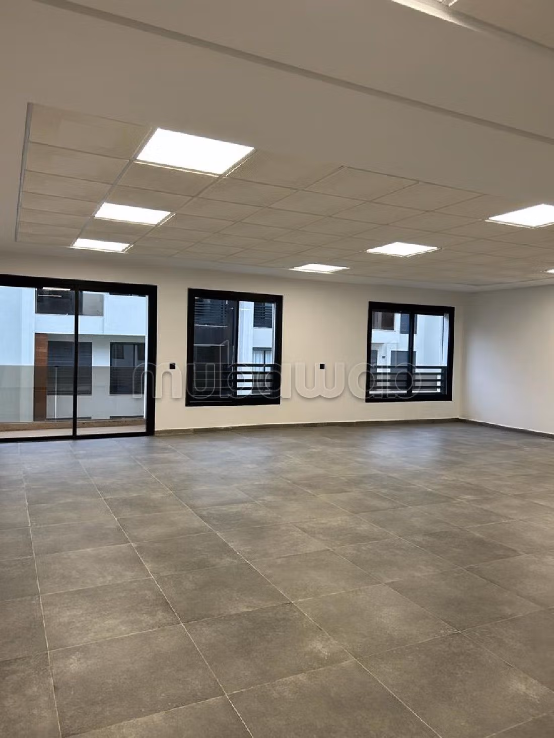 Oficinas en alquiler. Area 100 m². Sin ascensor, gran terraza. 