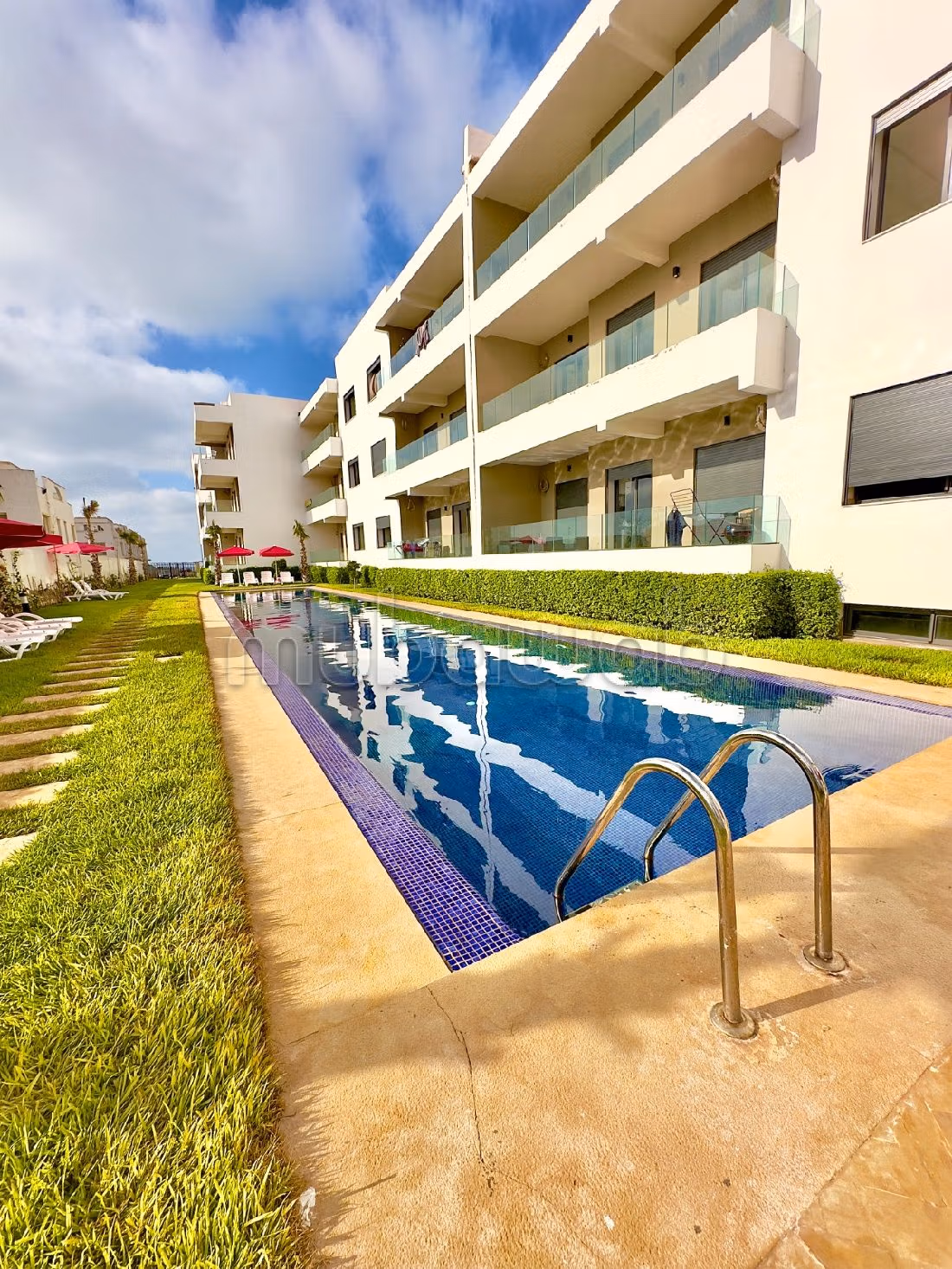 شقة رائعة للبيع بسيدي رحال. المساحة الإجمالية 125 م². حمام سباحة و نظام تكييف للهواء. 