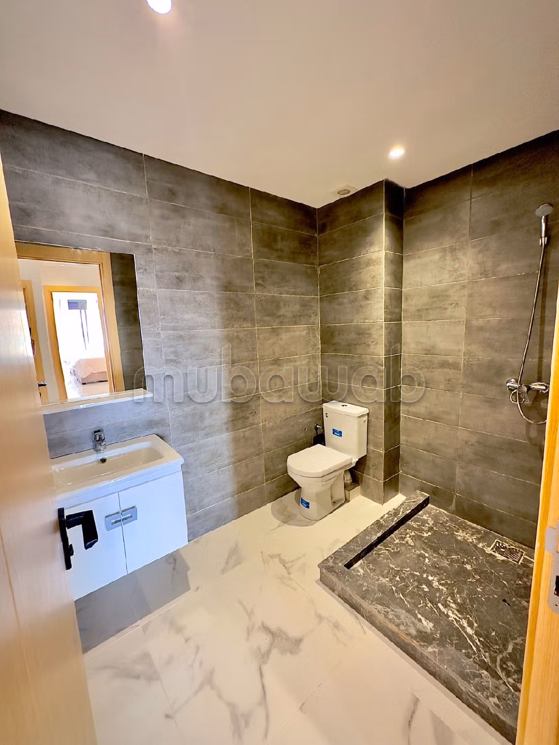 شقة رائعة للبيع بسيدي رحال. المساحة الإجمالية 125 م². حمام سباحة و نظام تكييف للهواء. 