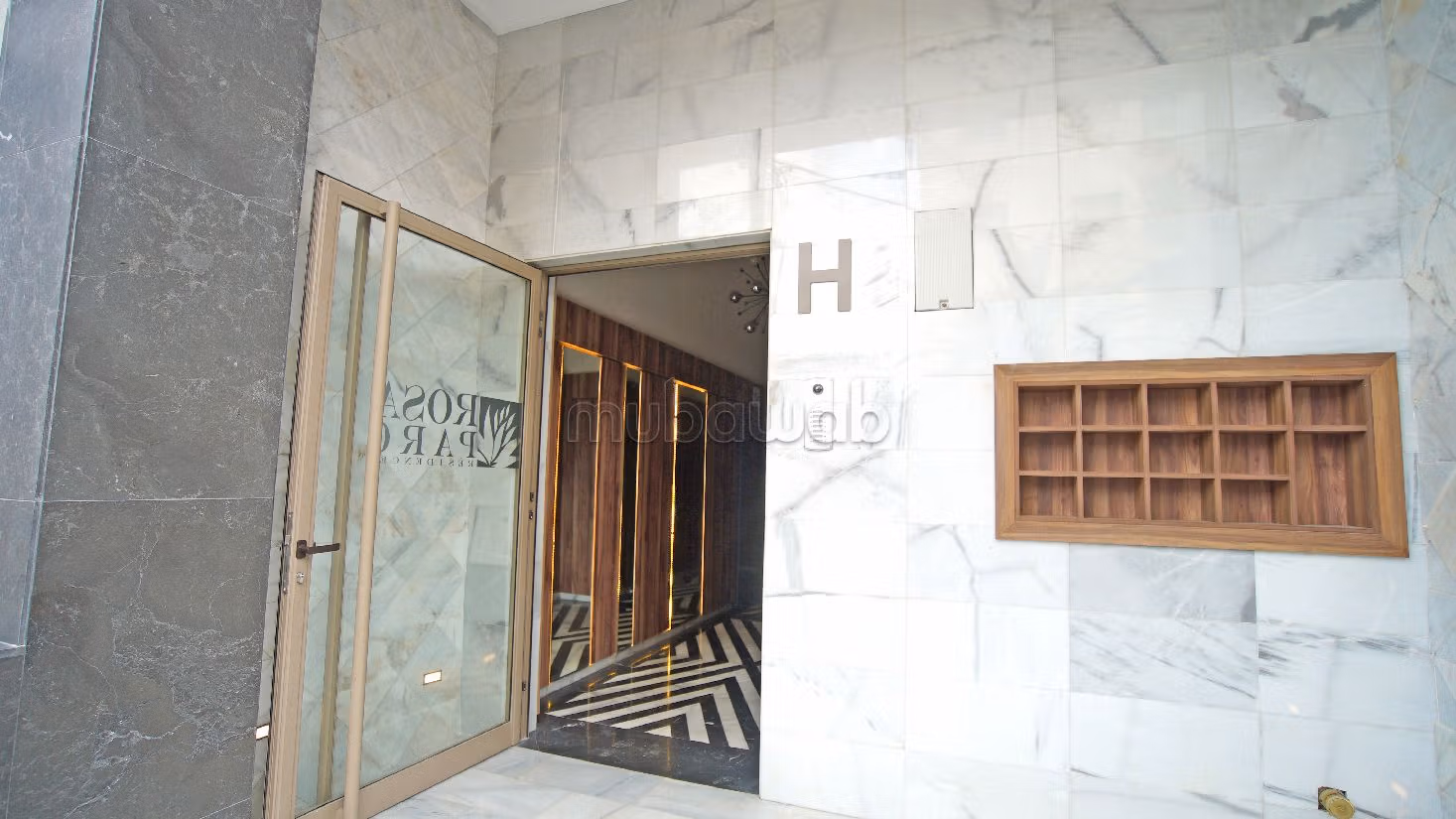 شقة للبيع بوسط المدينة. 2 غرف رائعة. مصعد. 