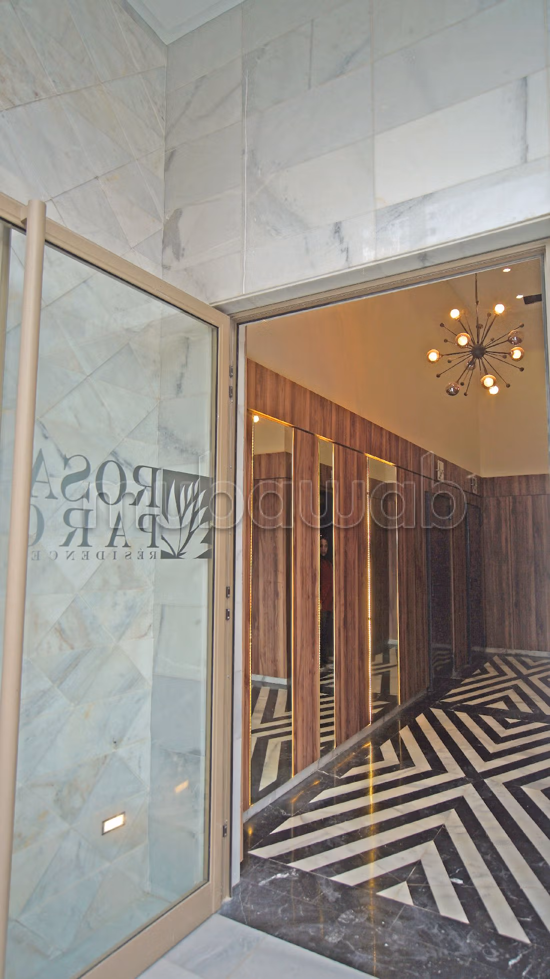 شقة للبيع بوسط المدينة. 2 غرف رائعة. مصعد. 