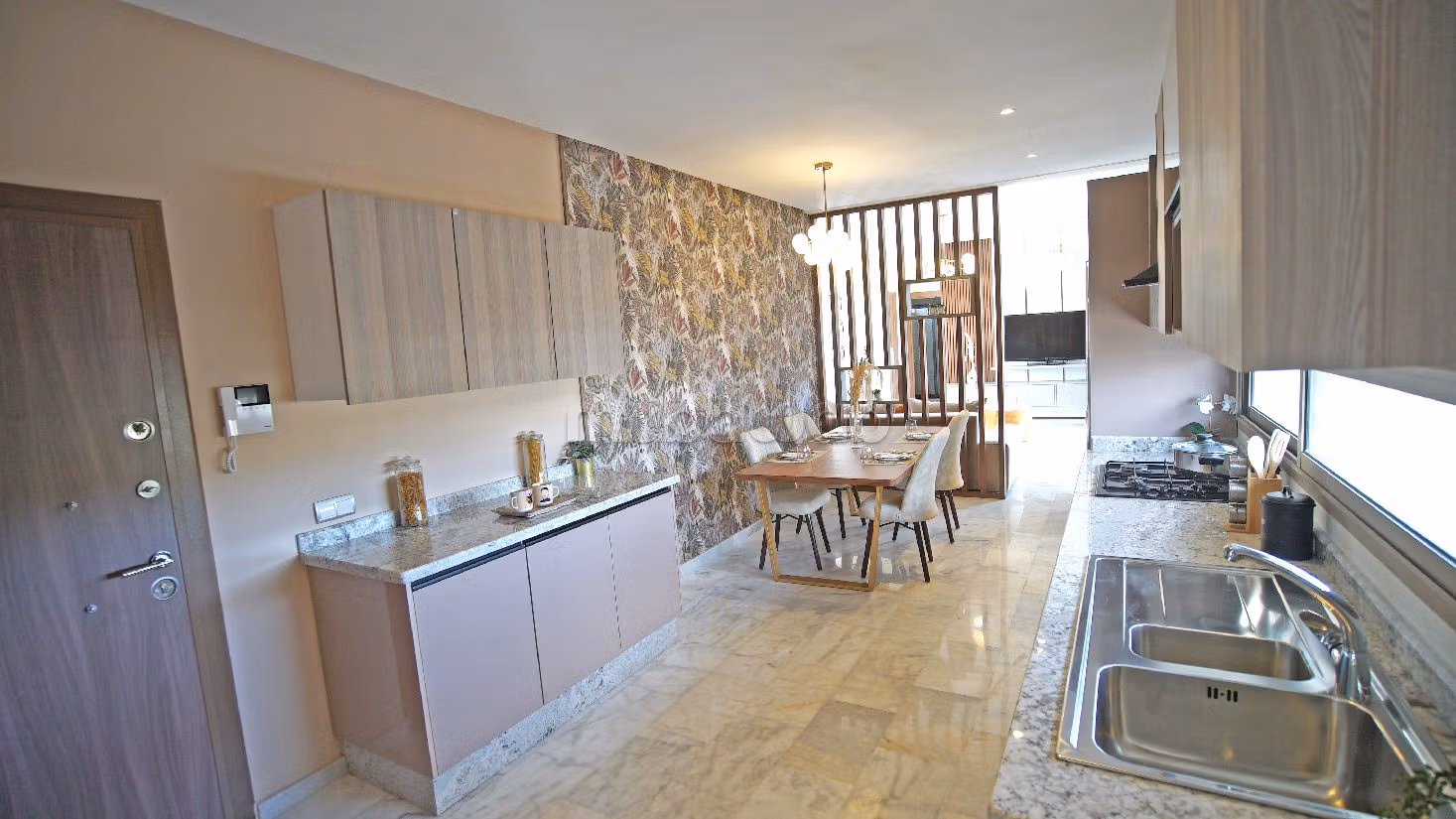 شقة للبيع بوسط المدينة. 2 غرف رائعة. مصعد. 