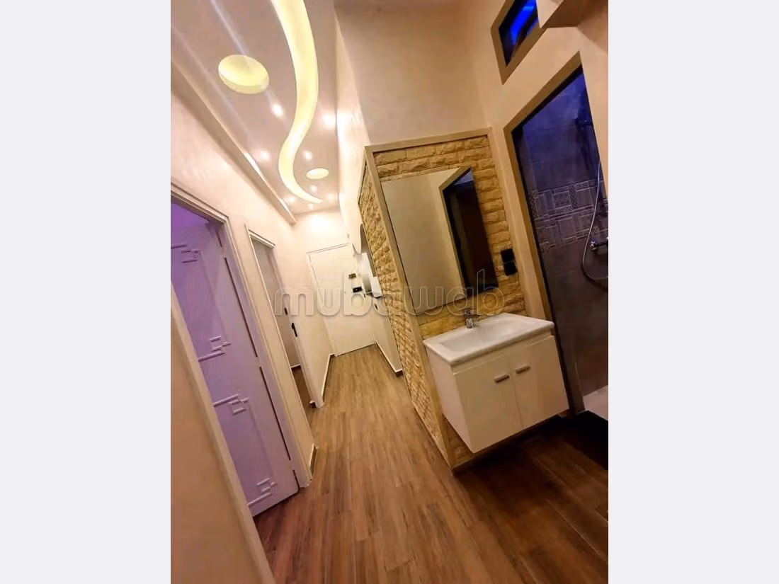 Location saisonnière à Place Orson Welles. Superficie 62 m². Environnement calme avec vue sur la montagne, porte blindée. 