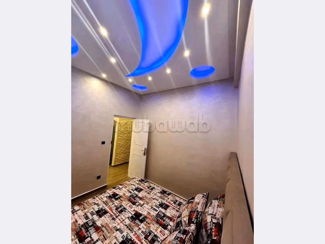 Location saisonnière à Place Orson Welles. Superficie 62 m². Environnement calme avec vue sur la montagne, porte blindée. 
