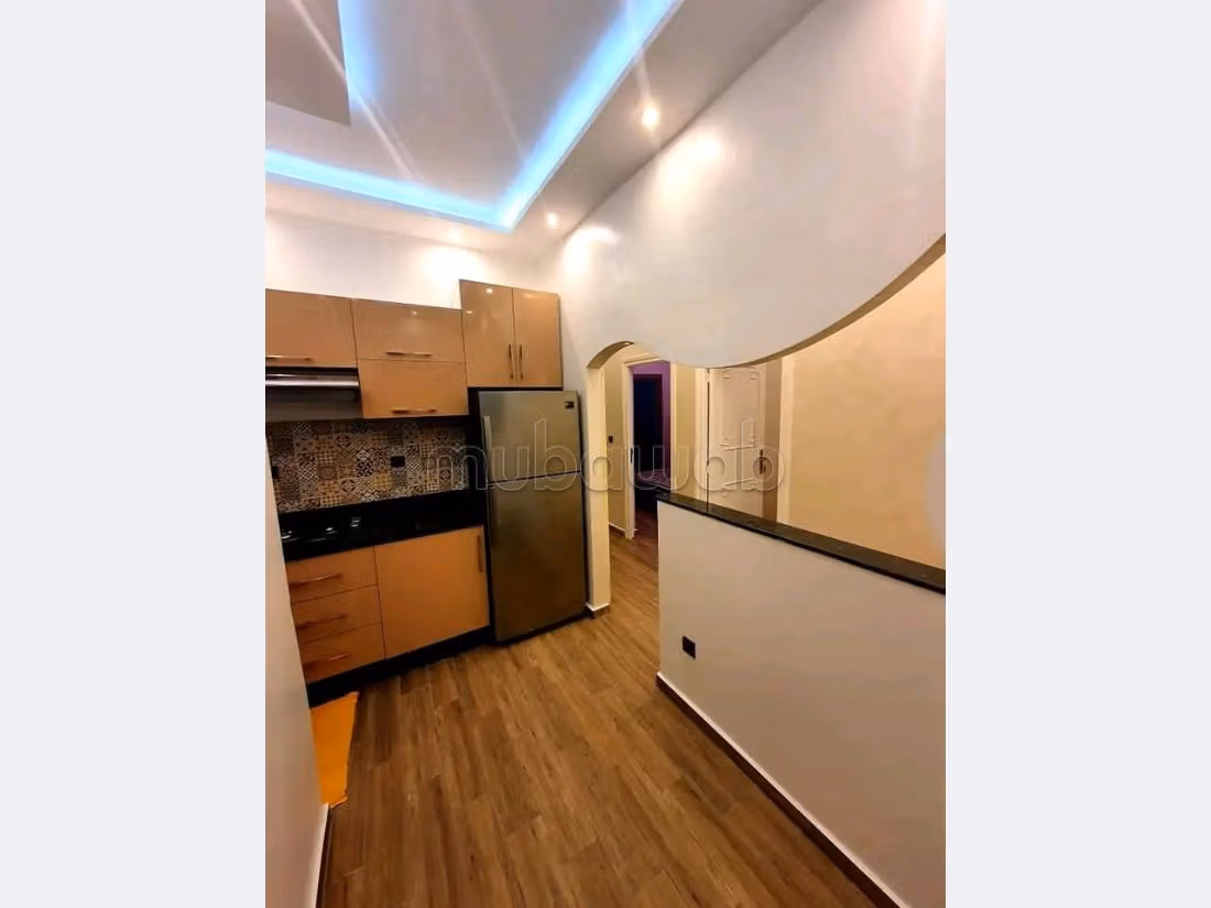 Location saisonnière à Place Orson Welles. Superficie 62 m². Environnement calme avec vue sur la montagne, porte blindée. 