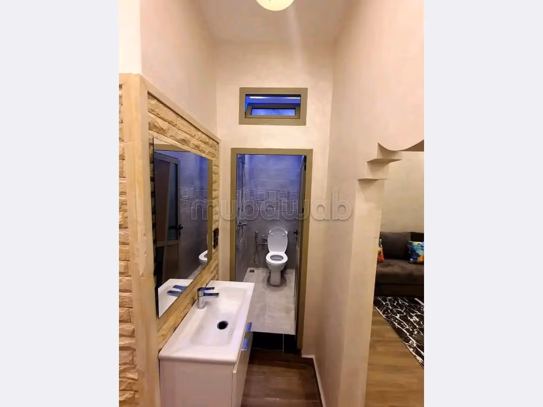 Location saisonnière à Place Orson Welles. Superficie 62 m². Environnement calme avec vue sur la montagne, porte blindée. 