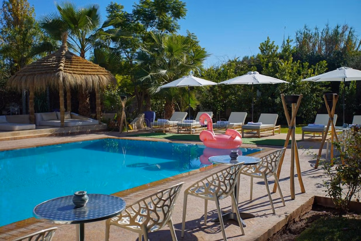 Villas y casas de lujo en alquiler en Route de Fez. Dimensión 680 m². Puerta blindada, salón tradicional marroquí. 