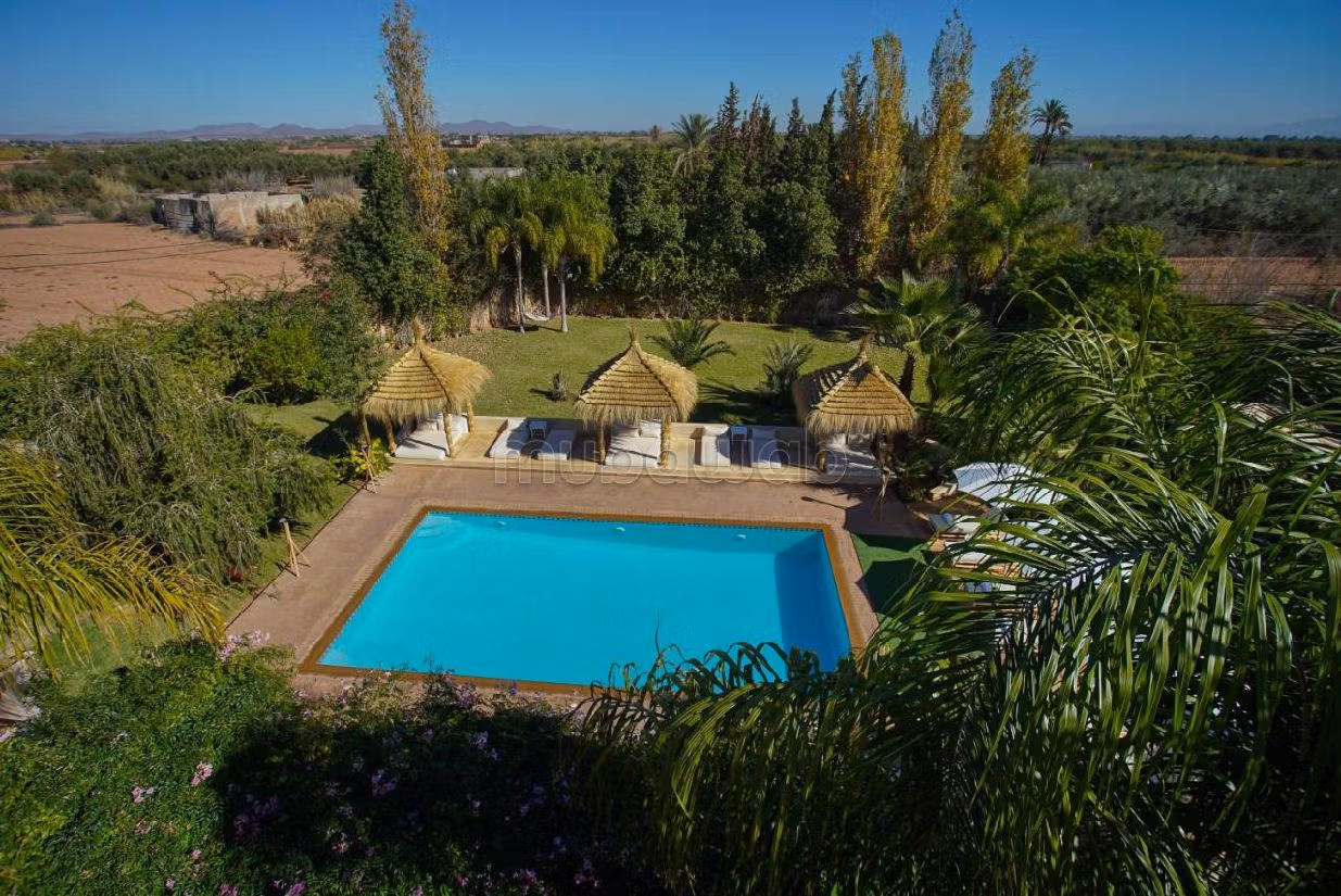 Villas y casas de lujo en alquiler en Route de Fez. Dimensión 680 m². Puerta blindada, salón tradicional marroquí. 