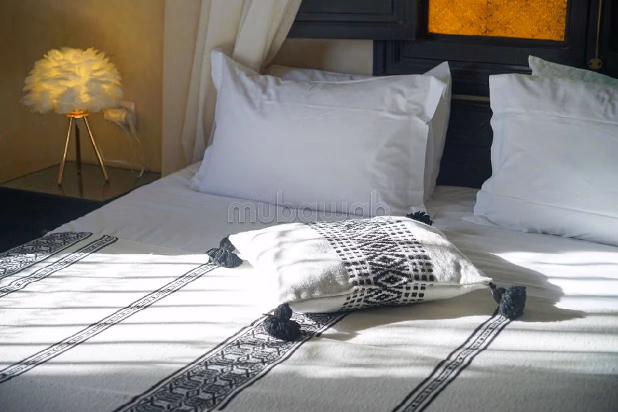 Villas y casas de lujo en alquiler en Route de Fez. Dimensión 680 m². Puerta blindada, salón tradicional marroquí. 