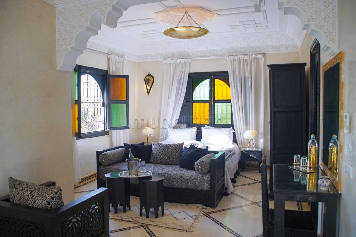 Villas y casas de lujo en alquiler en Route de Fez. Dimensión 680 m². Puerta blindada, salón tradicional marroquí. 