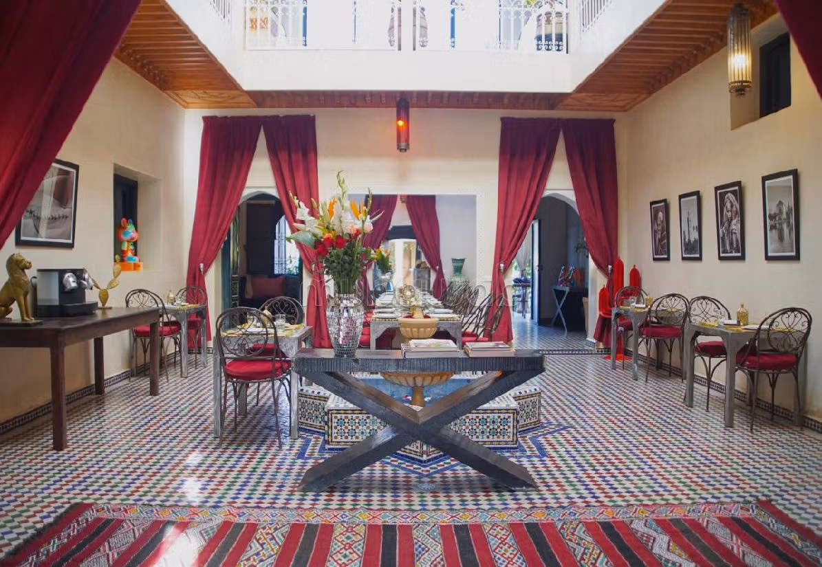 Villas y casas de lujo en alquiler en Route de Fez. Dimensión 680 m². Puerta blindada, salón tradicional marroquí. 