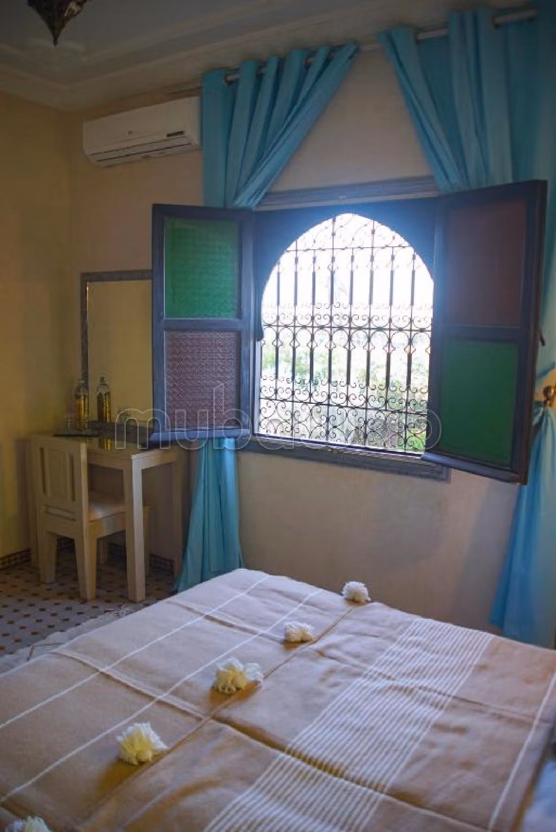 Villas y casas de lujo en alquiler en Route de Fez. Dimensión 680 m². Puerta blindada, salón tradicional marroquí. 