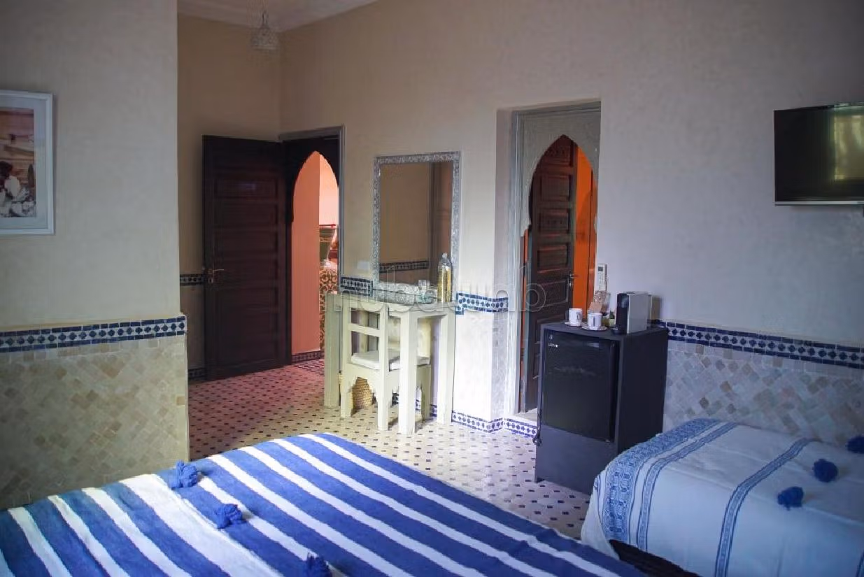 Villas y casas de lujo en alquiler en Route de Fez. Dimensión 680 m². Puerta blindada, salón tradicional marroquí. 