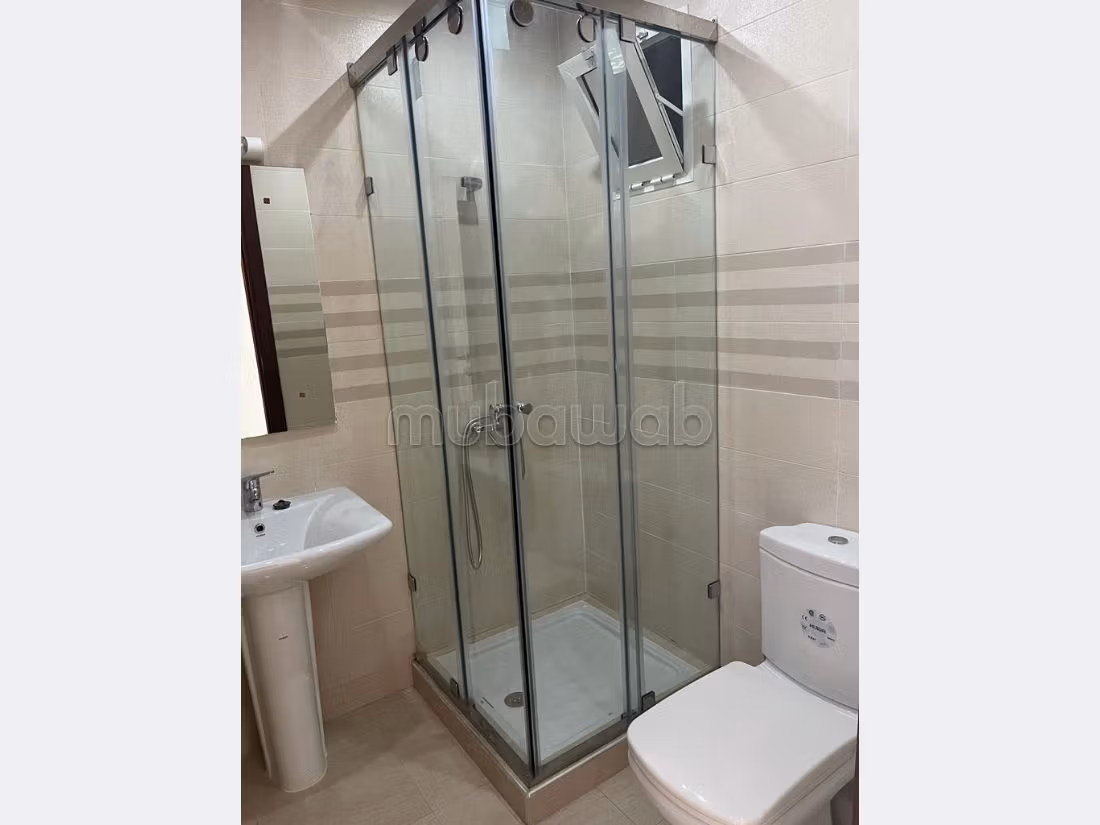 Comodo ufficio in affitto a Sala el Jadida. Superficie di 75 m². Aria condizionata. 