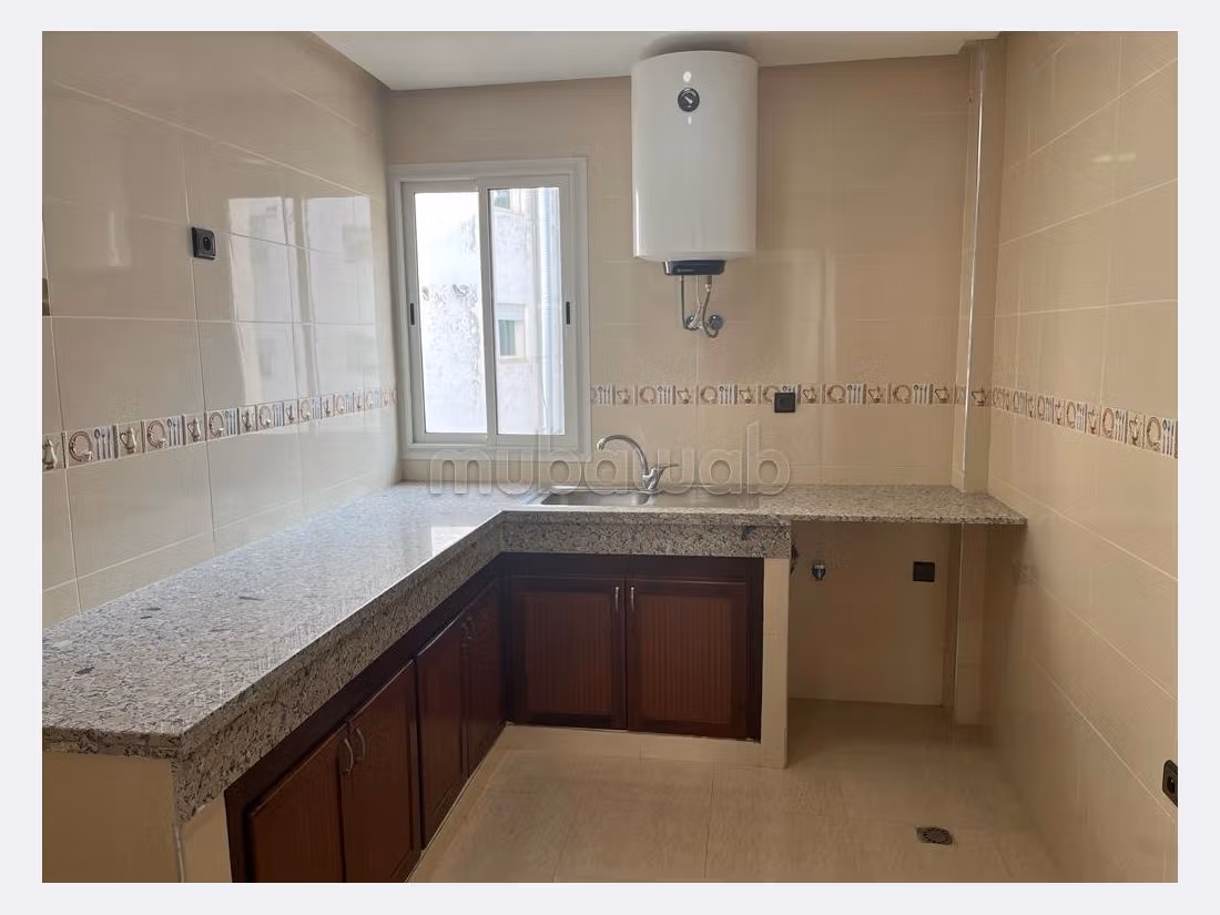 Comodo ufficio in affitto a Sala el Jadida. Superficie di 75 m². Aria condizionata. 