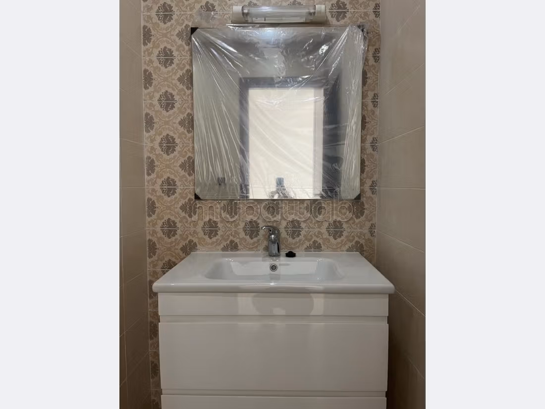 Comodo ufficio in affitto a Sala el Jadida. Superficie di 75 m². Aria condizionata. 