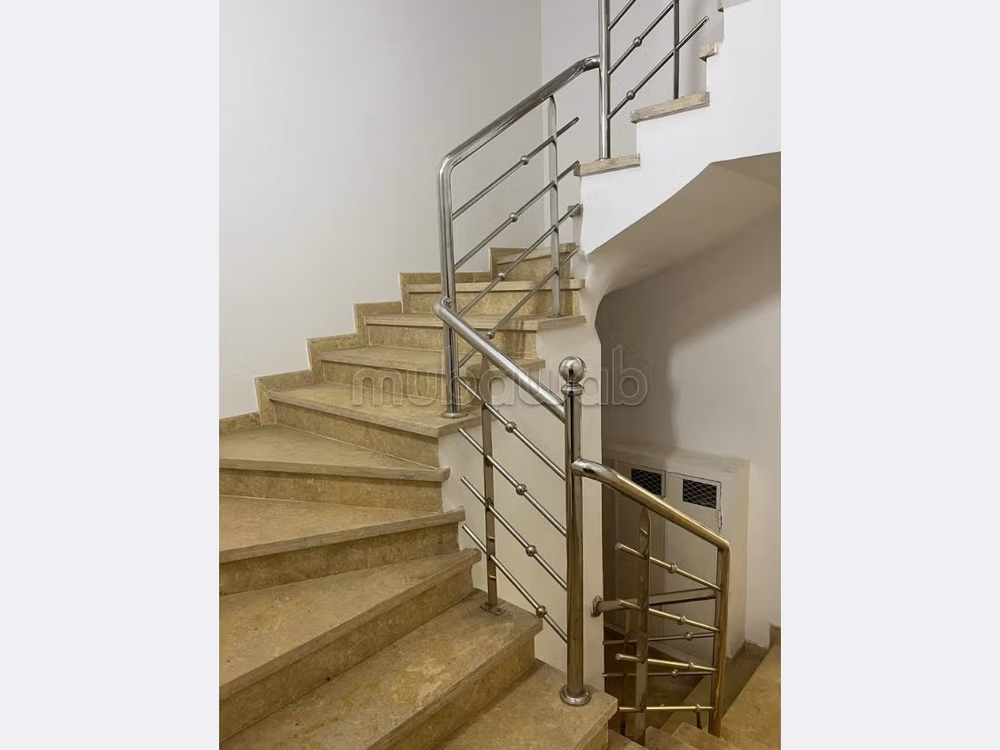 Comodo ufficio in affitto a Sala el Jadida. Superficie di 75 m². Aria condizionata. 