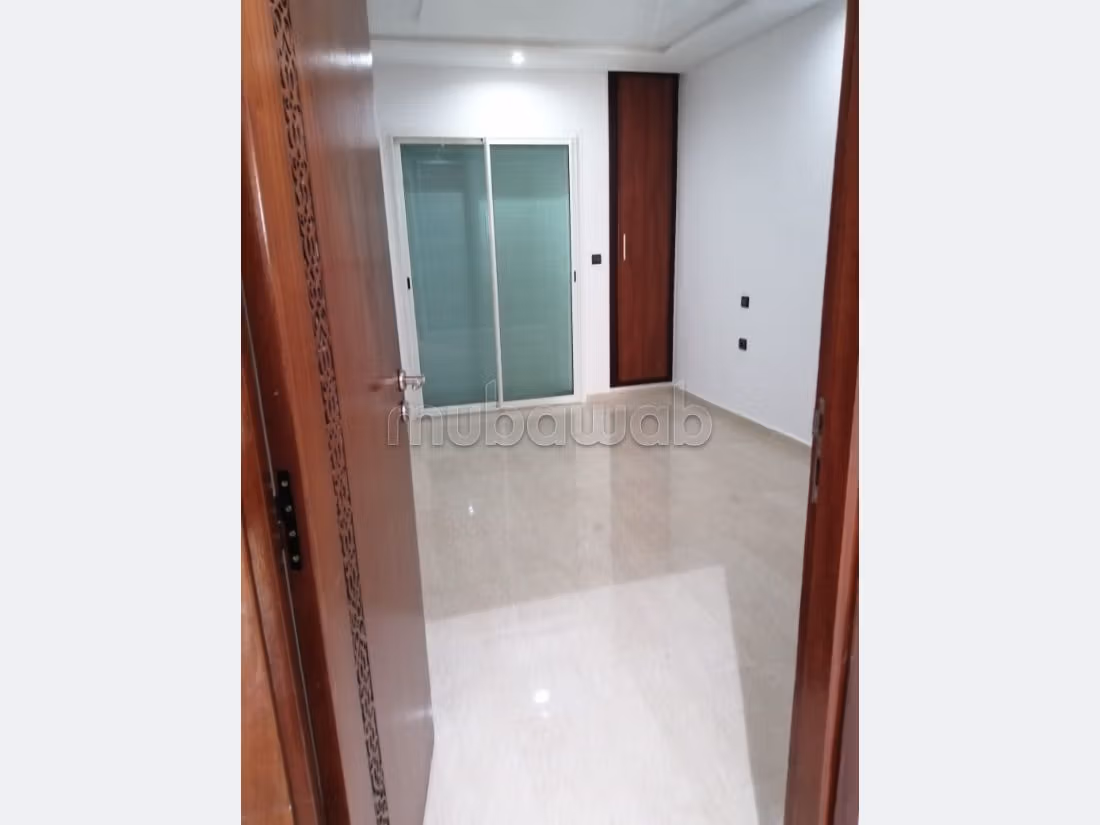 Comodo ufficio in affitto a Sala el Jadida. Superficie di 75 m². Aria condizionata. 