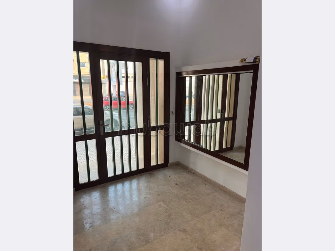 Comodo ufficio in affitto a Sala el Jadida. Superficie di 75 m². Aria condizionata. 
