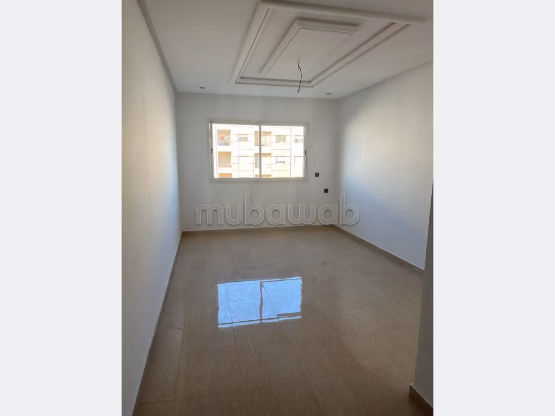 Comodo ufficio in affitto a Sala el Jadida. Superficie di 75 m². Aria condizionata. 