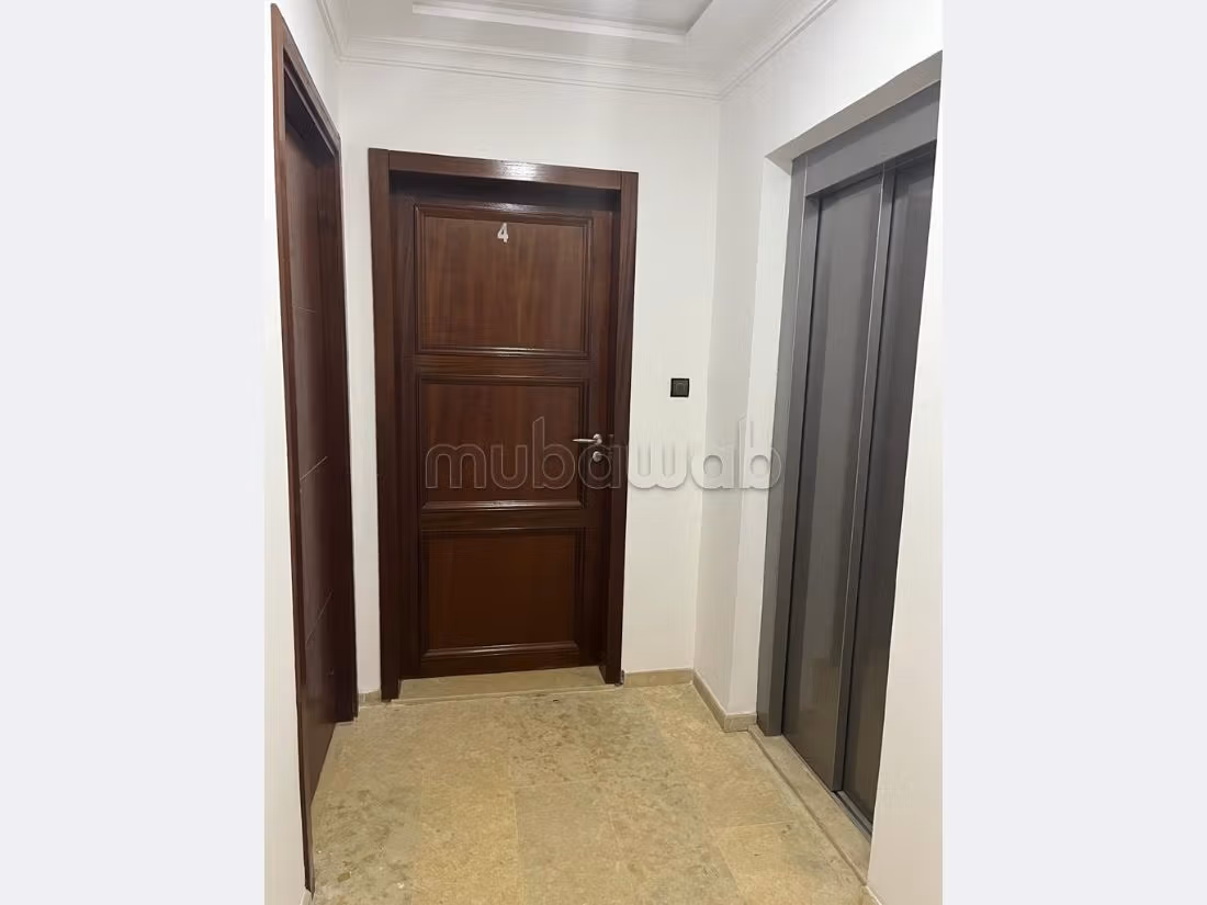 Comodo ufficio in affitto a Sala el Jadida. Superficie di 75 m². Aria condizionata. 