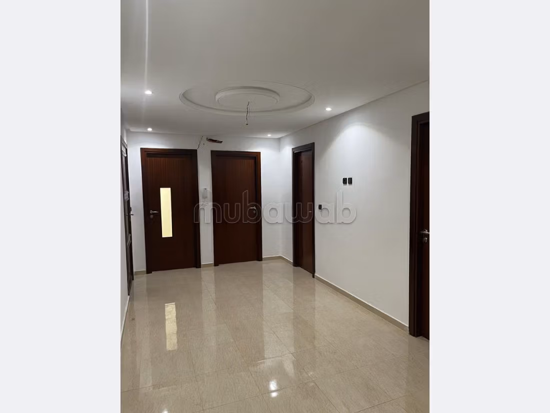 Comodo ufficio in affitto a Sala el Jadida. Superficie di 75 m². Aria condizionata. 