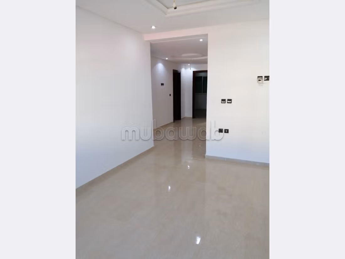 Comodo ufficio in affitto a Sala el Jadida. Superficie di 75 m². Aria condizionata. 