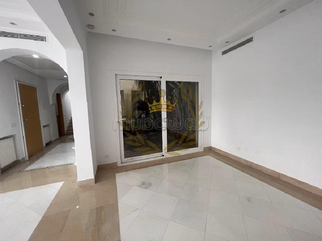 Fabulous villa for rent in La Marsa. 4 lovely rooms. Gardeners, Large terrace. 