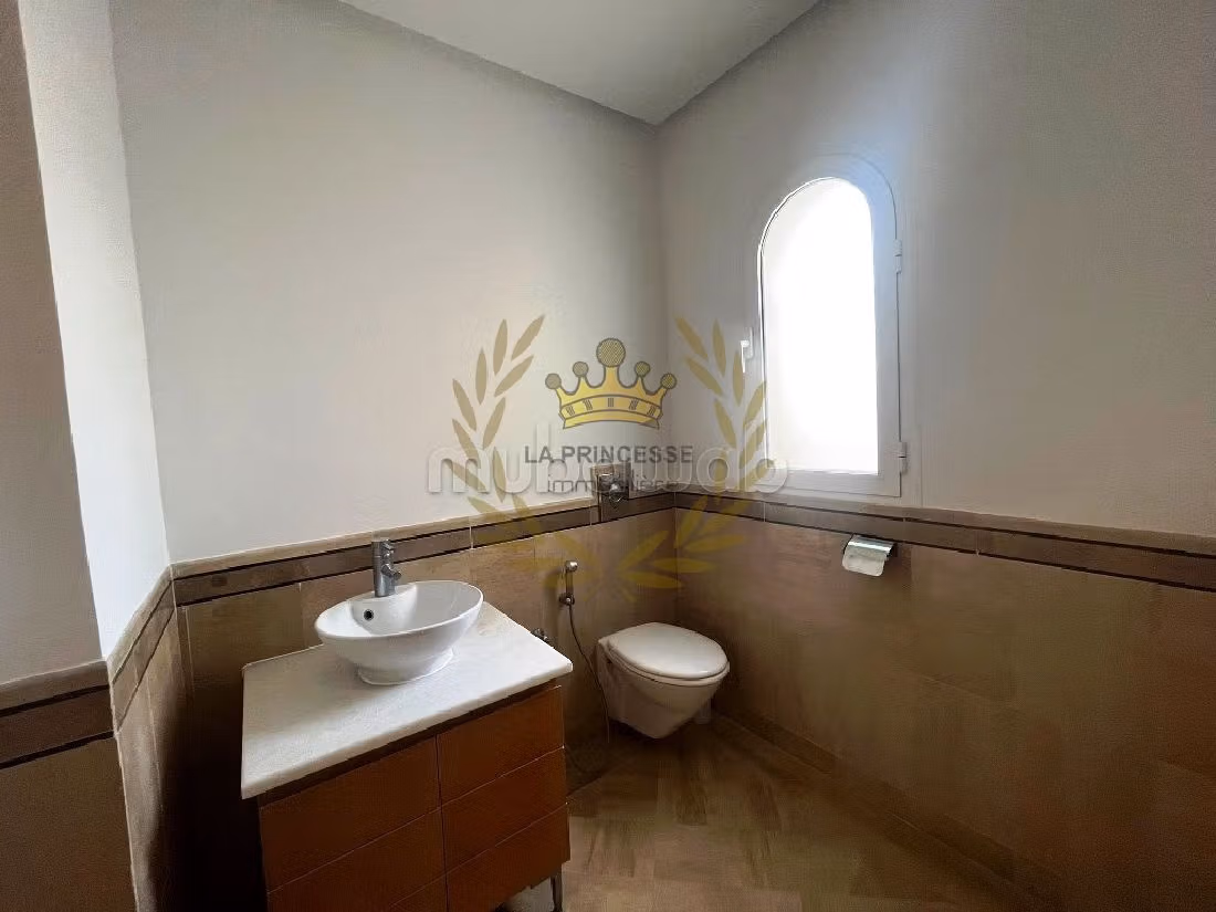 Fabulous villa for rent in La Marsa. 4 lovely rooms. Gardeners, Large terrace. 