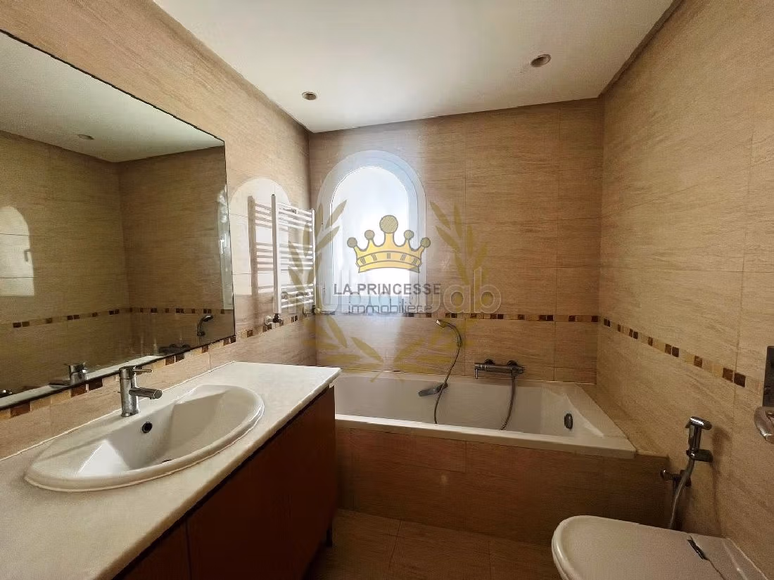 Fabulous villa for rent in La Marsa. 4 lovely rooms. Gardeners, Large terrace. 