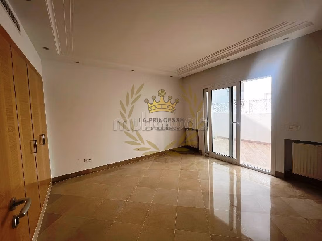 Fabulous villa for rent in La Marsa. 4 lovely rooms. Gardeners, Large terrace. 