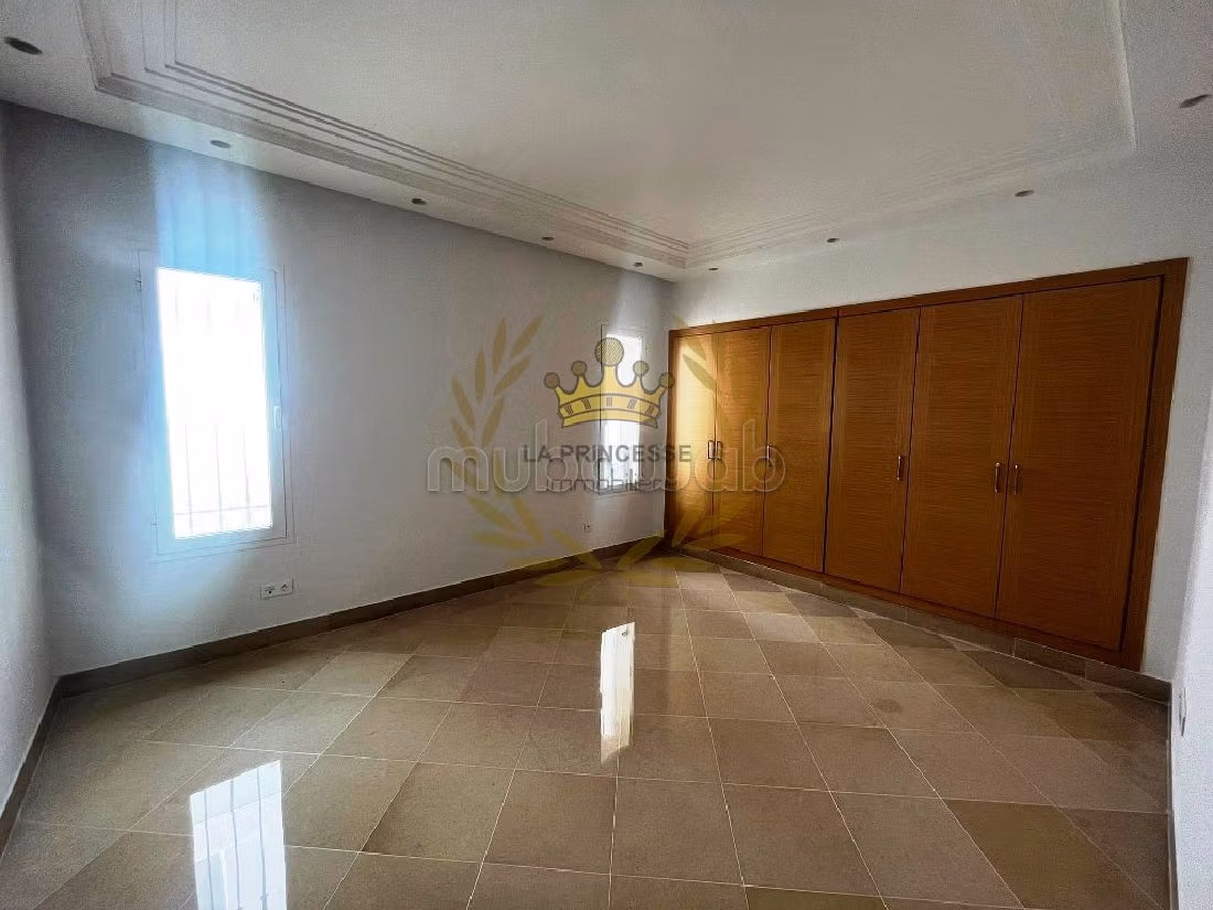 Fabulous villa for rent in La Marsa. 4 lovely rooms. Gardeners, Large terrace. 