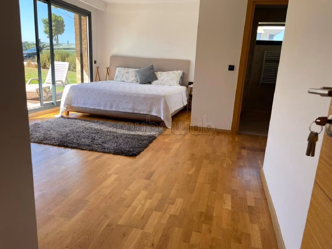 Flat for rent. Surface area 920 m². Fully furnished. 