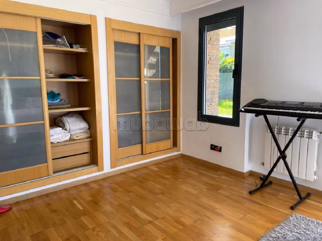 Flat for rent. Surface area 920 m². Fully furnished. 