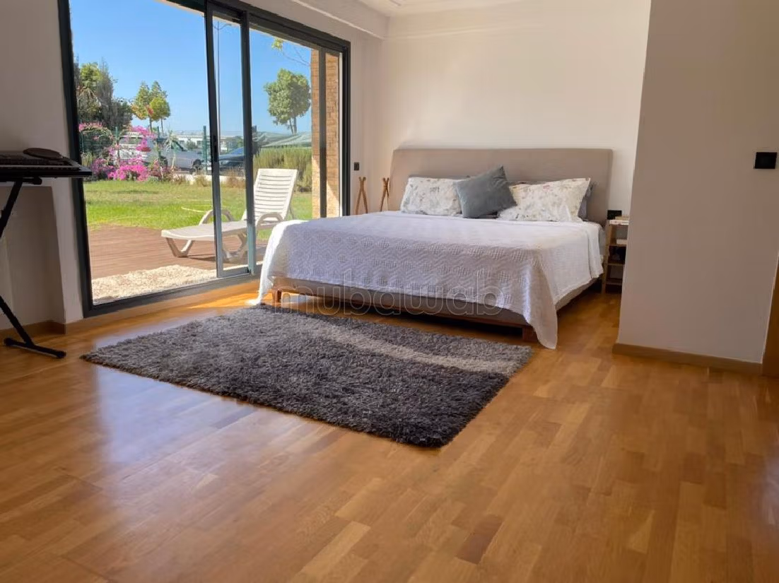 Flat for rent. Surface area 920 m². Fully furnished. 