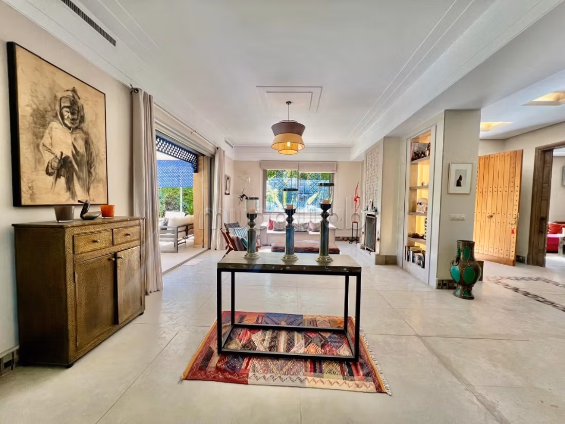 Magnifica villa in vendita a Ennakhil (Palmeraie). Superficie 800 m². Dotato di camino e climatizzatore. 
