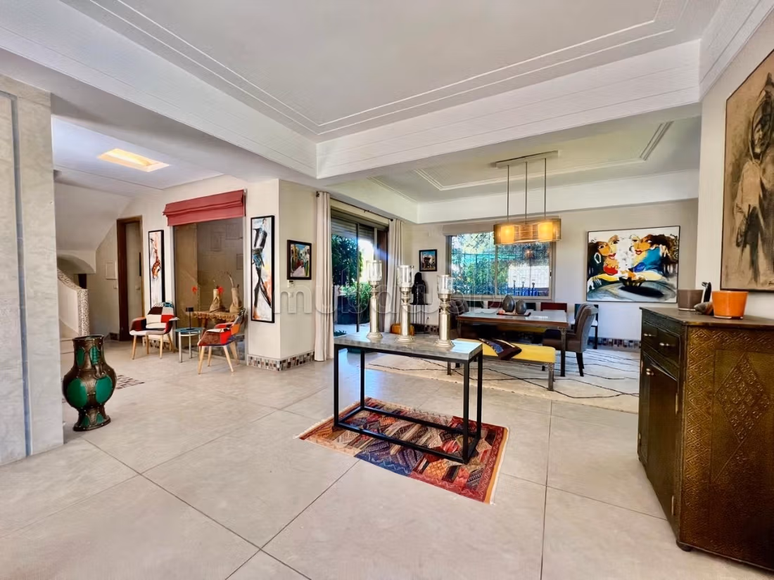 Magnifica villa in vendita a Ennakhil (Palmeraie). Superficie 800 m². Dotato di camino e climatizzatore. 