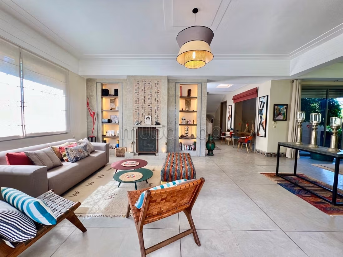 Magnifica villa in vendita a Ennakhil (Palmeraie). Superficie 800 m². Dotato di camino e climatizzatore. 