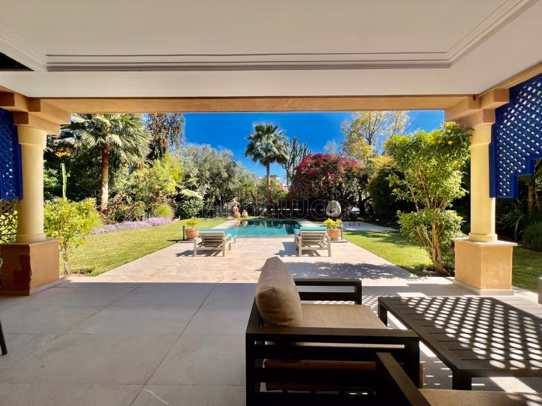 Magnifica villa in vendita a Ennakhil (Palmeraie). Superficie 800 m². Dotato di camino e climatizzatore. 