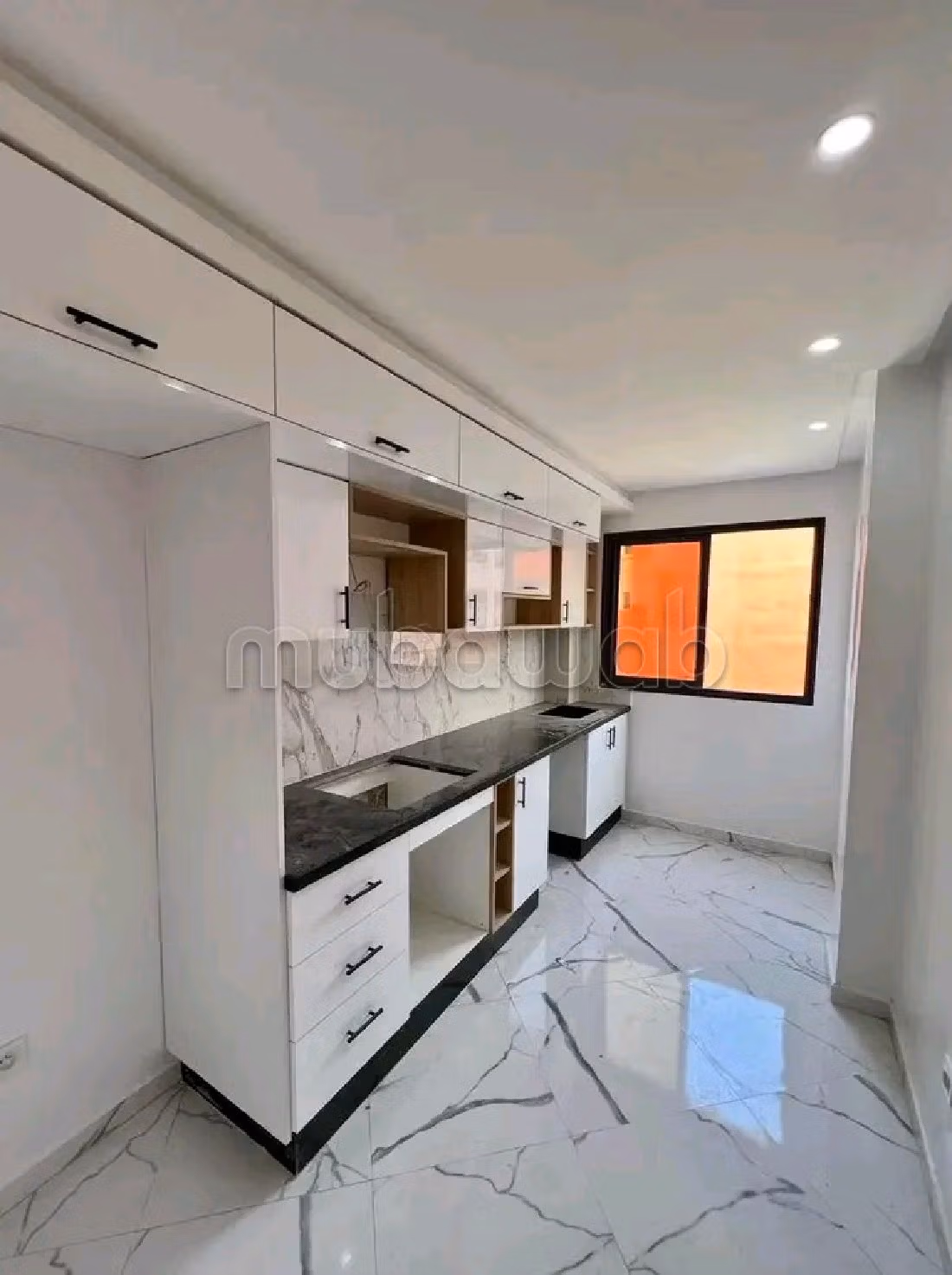 Vente d'un bel appartement en Centre. 4 belles chambres. Avec ascenseur et terrasse.